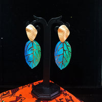 Stand-out dangler with beautiful leafy design.