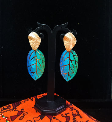 Stand-out dangler with beautiful leafy design.