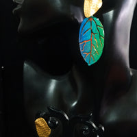 Stand-out dangler with beautiful leafy design.