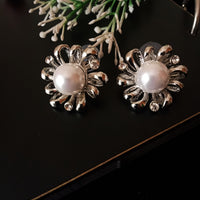 E0472_Classy studs with a touch of pearls.