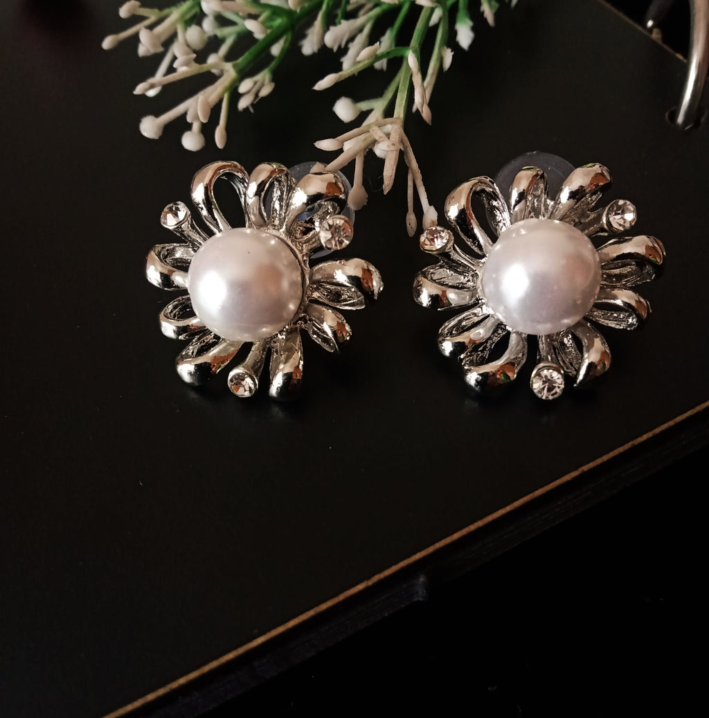E0472_Classy studs with a touch of pearls.