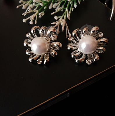 E0472_Classy studs with a touch of pearls.