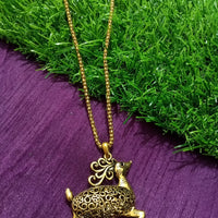 N0278_Trendy necklace with a deer shaped pendant with delicate craft work.