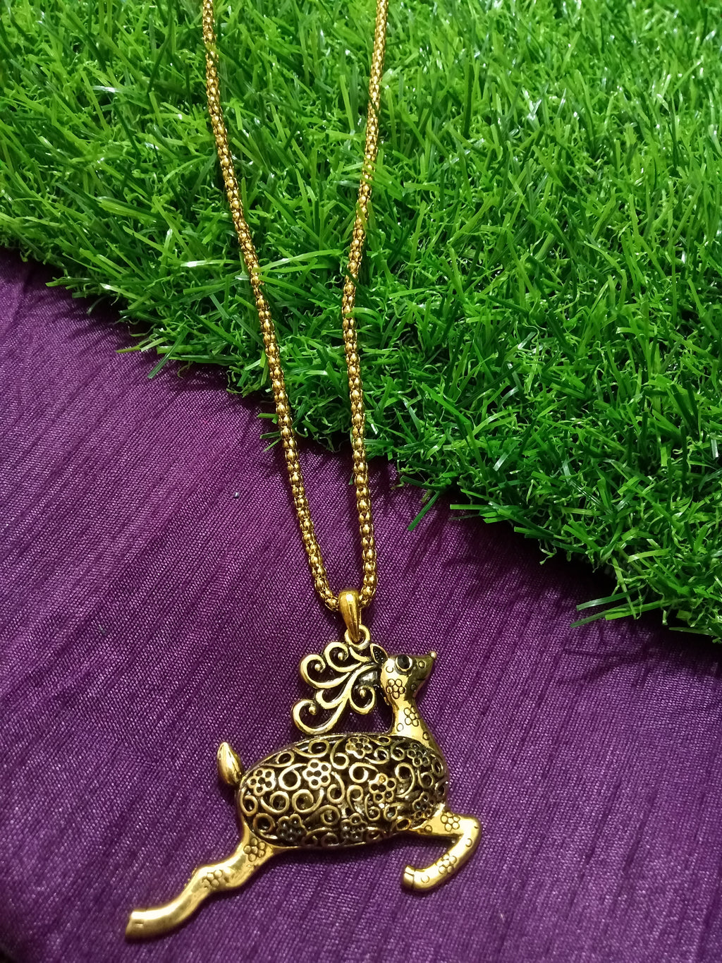 N0278_Trendy necklace with a deer shaped pendant with delicate craft work.