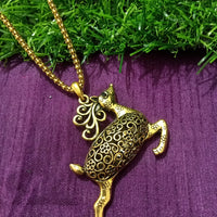 N0278_Trendy necklace with a deer shaped pendant with delicate craft work.
