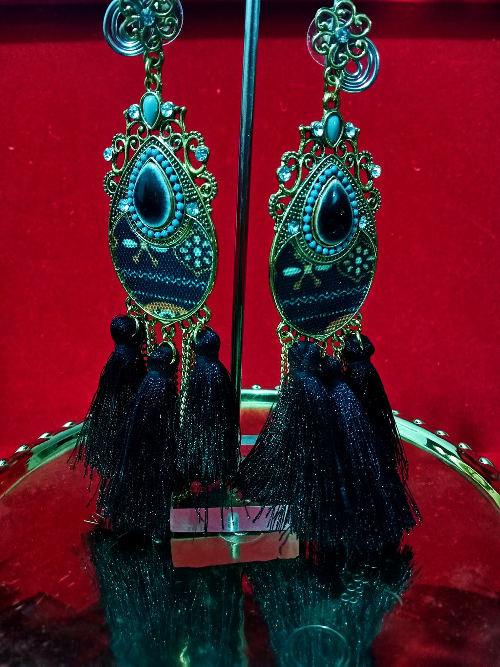Stand-out dangler with non-precious metal base studded with trendy silk threads