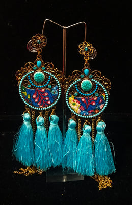 Stand-out dangler with non-precious metal base studded with trendy silk threads