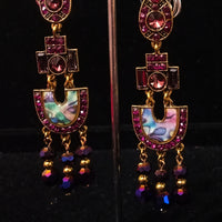 Stand-out dangler with non-precious metal base studded with trendy silk threads
