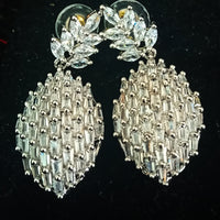 Sparkling Silver based earring with careful stitching of American Diamond