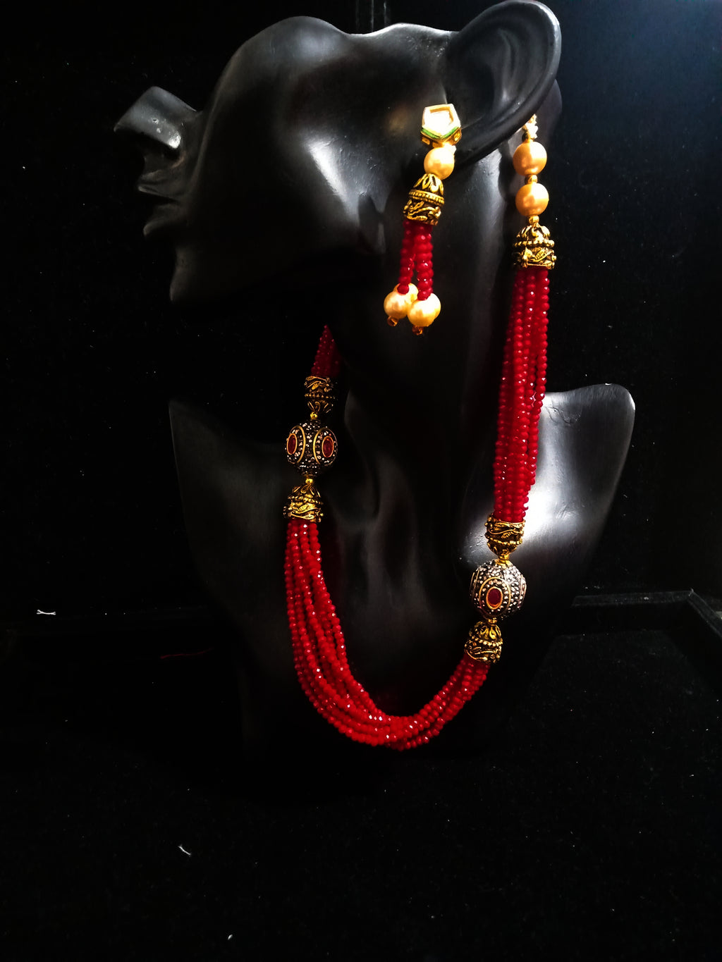 Pleasing and graceful necklace laden with exquisite work of red crystals, beautiful pearls and kundan