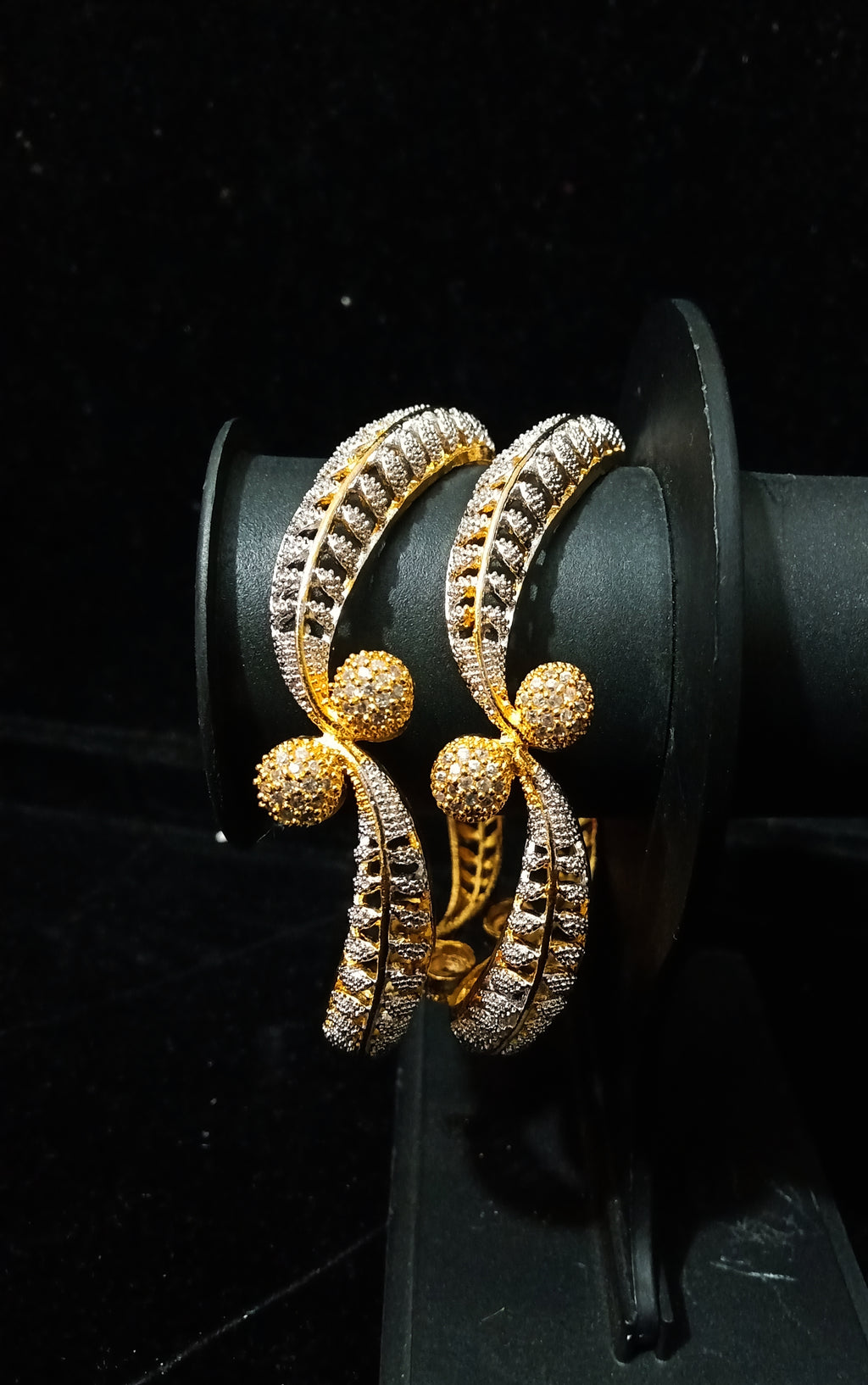 Elegant Bangle with premium quality base metal