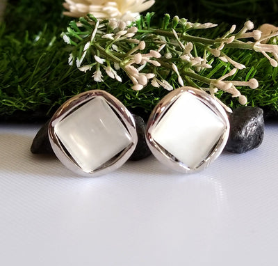E0404_Classy stud with touch of  grey color diamond shaped stones.