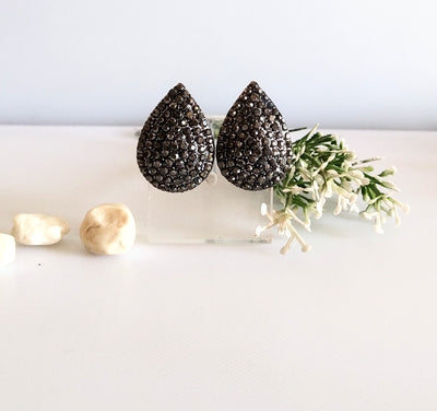E0412_Classy stud teardrop shaped earring with touch of black color stones.