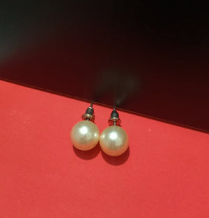 E0798_Lovely simple pearl studs.