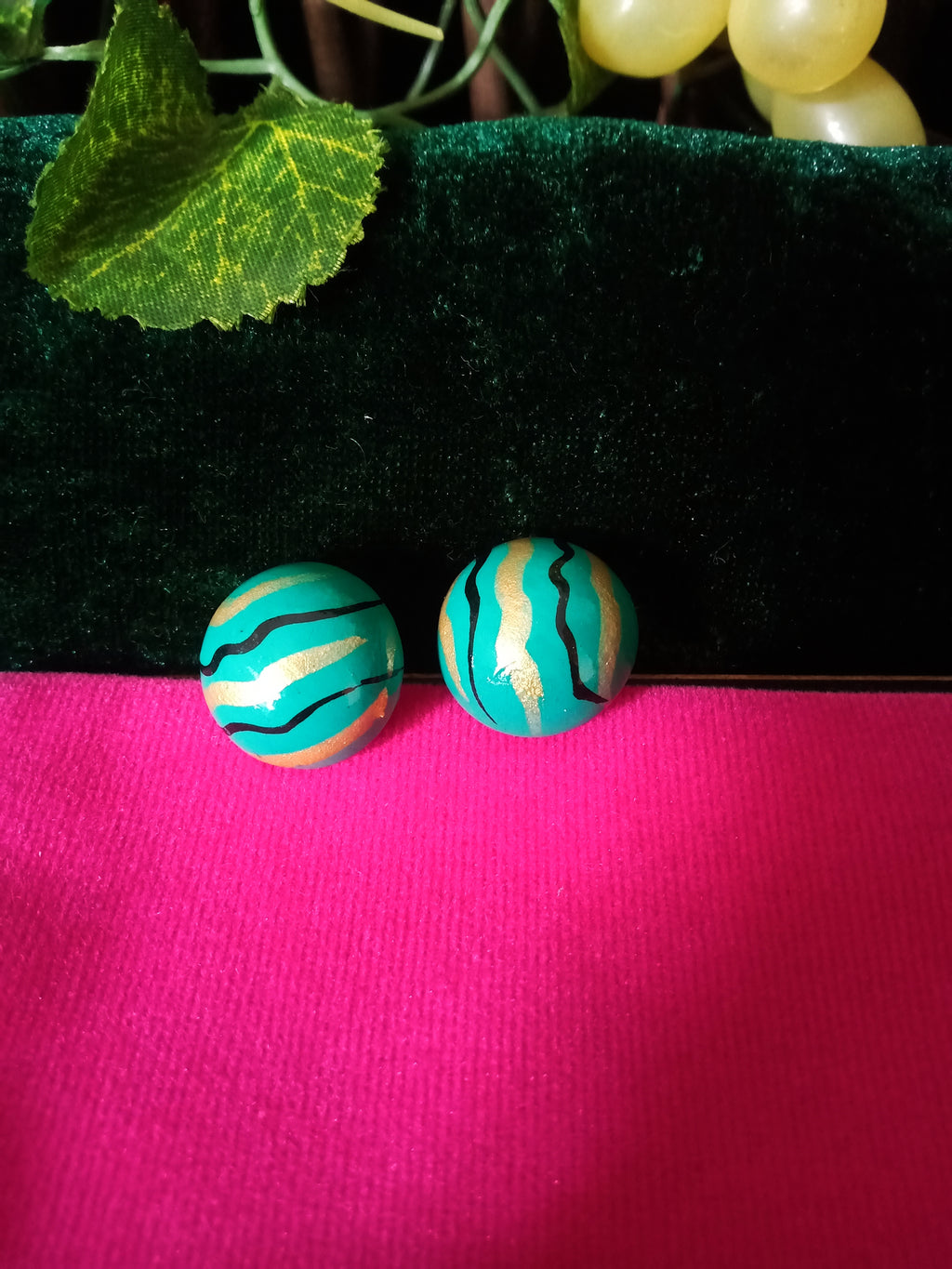 E0554_ Beautiful studs with colorful patterns.