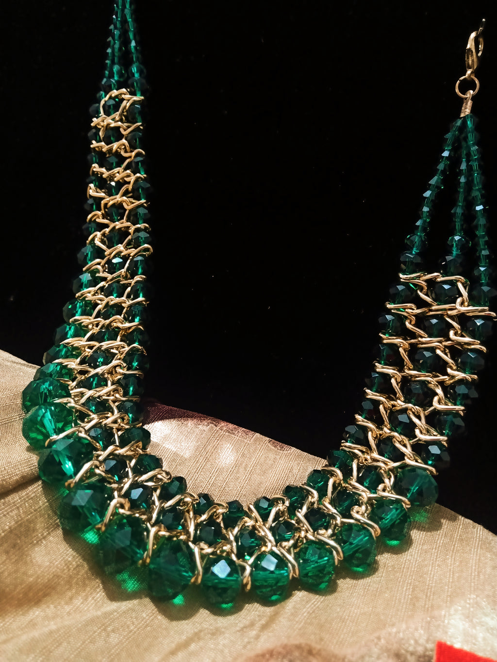 N0256_Trendy Crafted Glossy green bead necklace with delicate craft work.