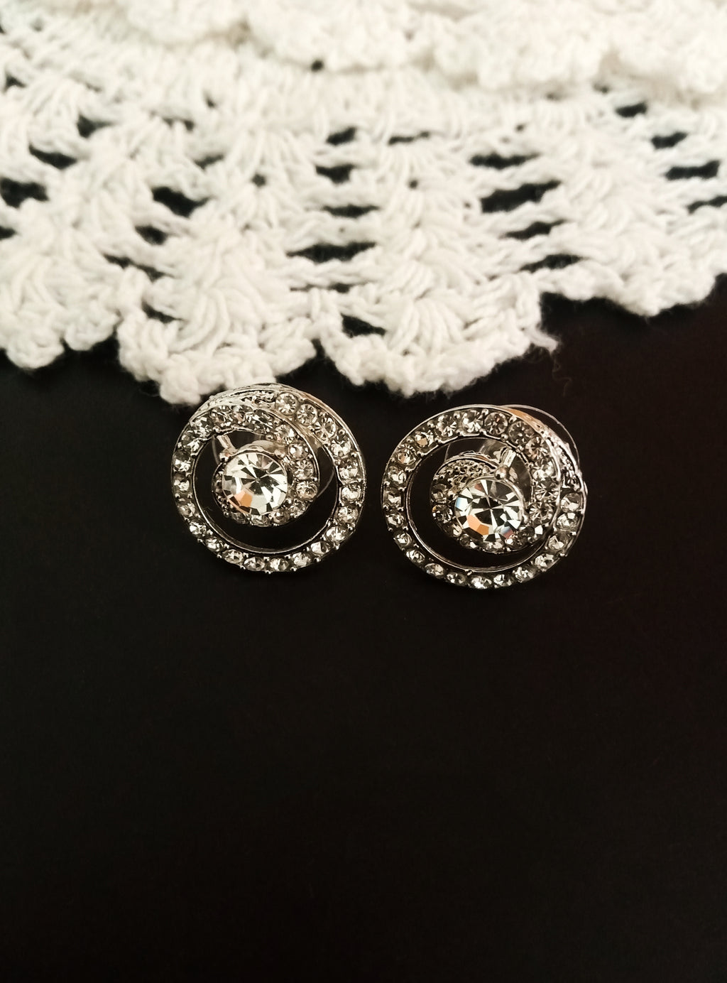 E0589_Lovely circular shaped studs with a touch of stones.