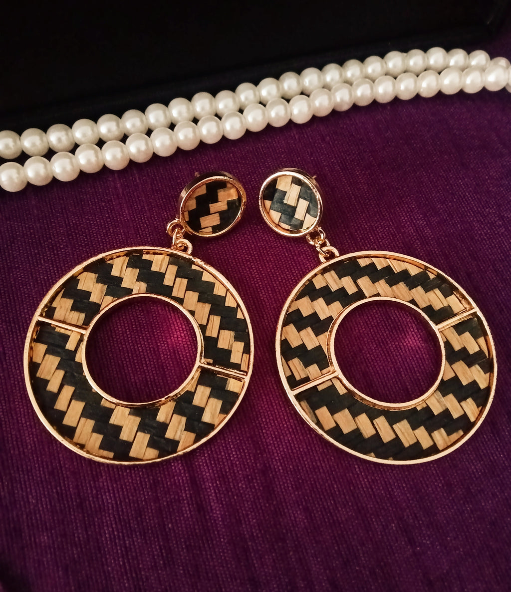 E0657_Classic knitted earrings with delicate craft work.