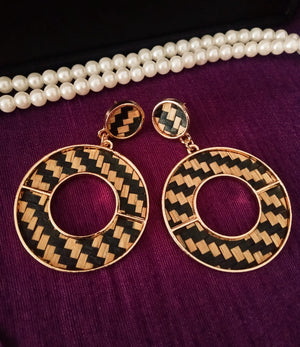 E0657_Classic knitted earrings with delicate craft work.