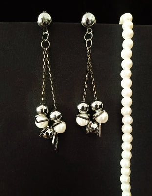 E0662_Lovely black metal color chain drop earrings with a touch of pearls and bead drops.