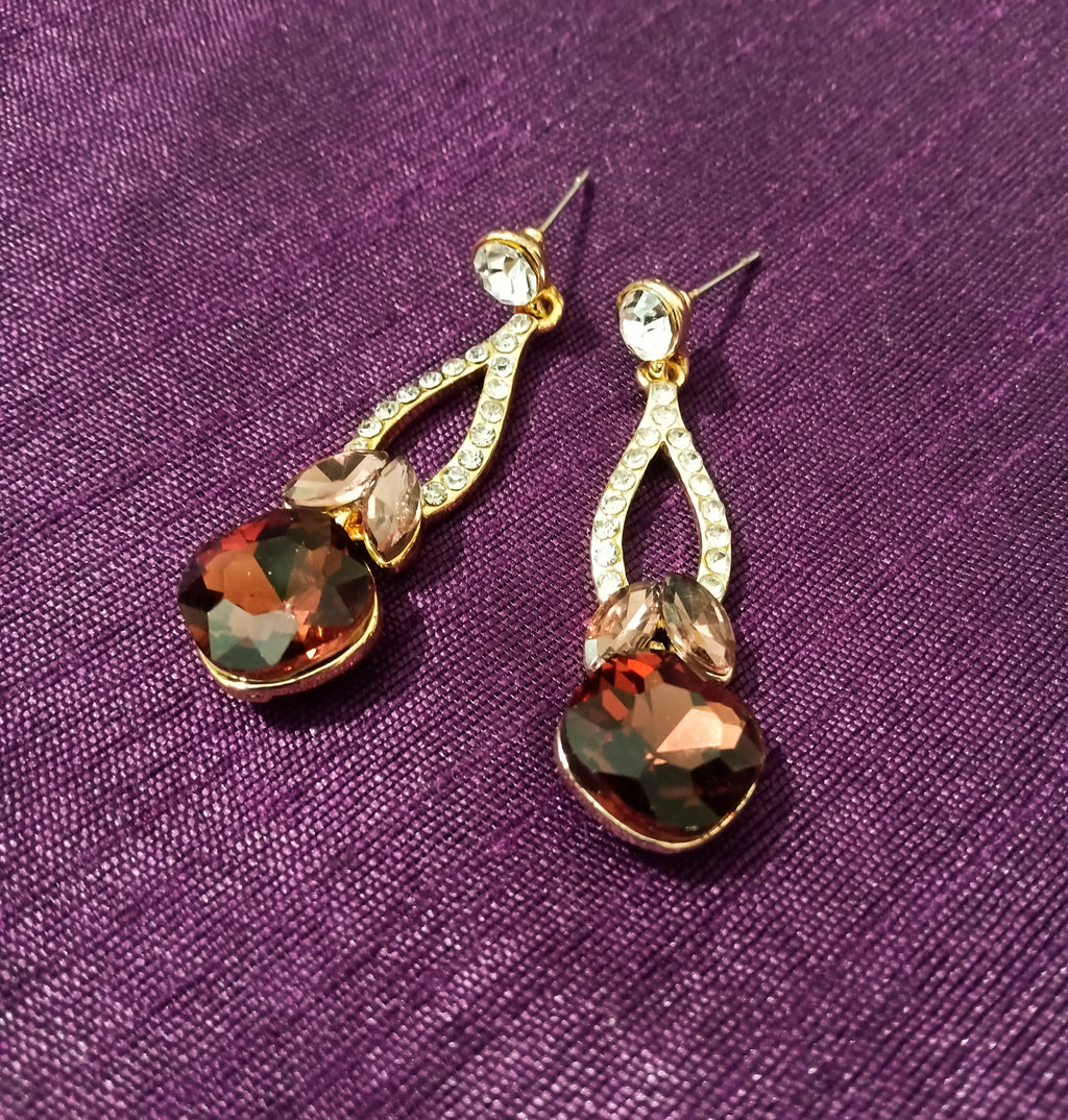 E0691_Dazzling stone studded earrings with a delicate stone work.