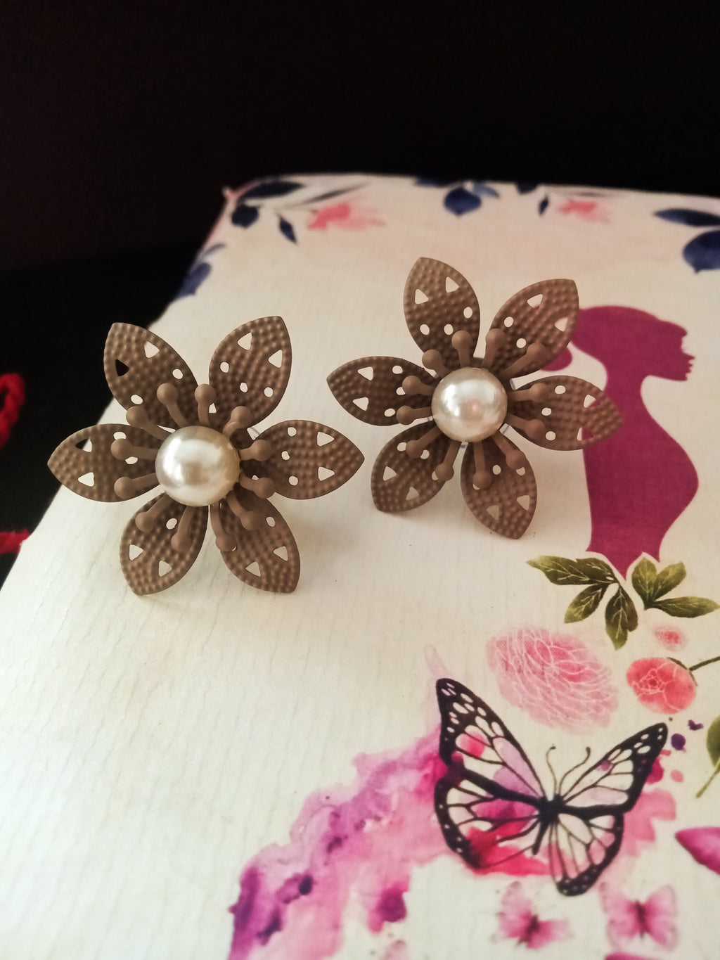 E0710_Lovely crafted flower design studs with delicate work with a touch of pearls.