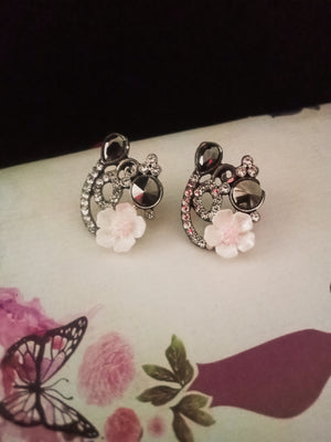 E0718_Lovely flower design studs with delicate stone work.