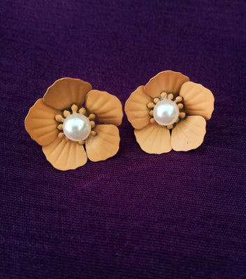 E0722_Classy flower design pretty studs with a touch of pearls.