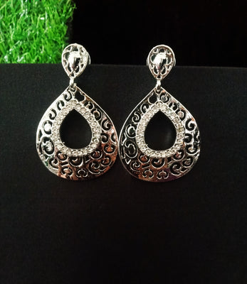 E0725_Classy Tear drop shaped metal color danglers with a touch of delicate patterns & stones.