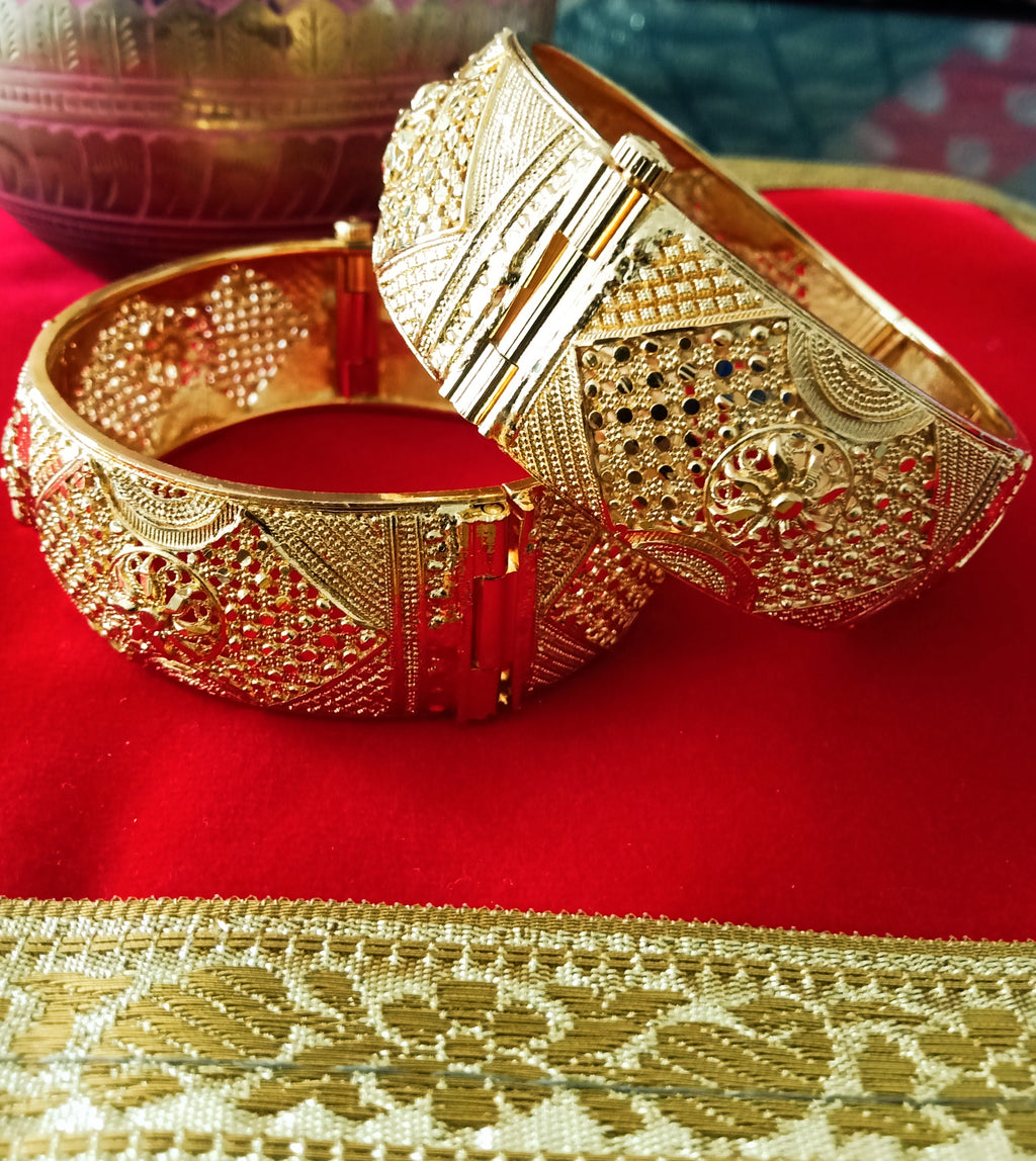 Buy quality Gold Light Weight Broad Bracelet in Ahmedabad