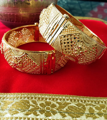 B0190_Gorgeous traditional style Gold plated screw type adjustable broad bangles with delicate craft work.