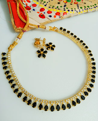N0284_Gorgeous choker necklace set with a touch of dazzling black and white stone work.