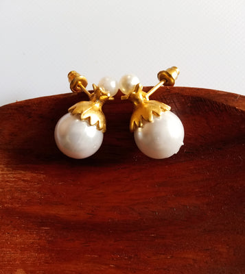 E0819_1 Lovely pearl studs with delicate design.