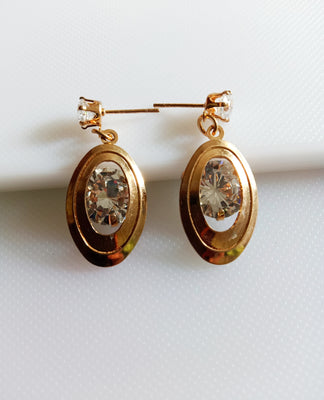 E0821_Lovely oval shaped earrings with a touch of stones.