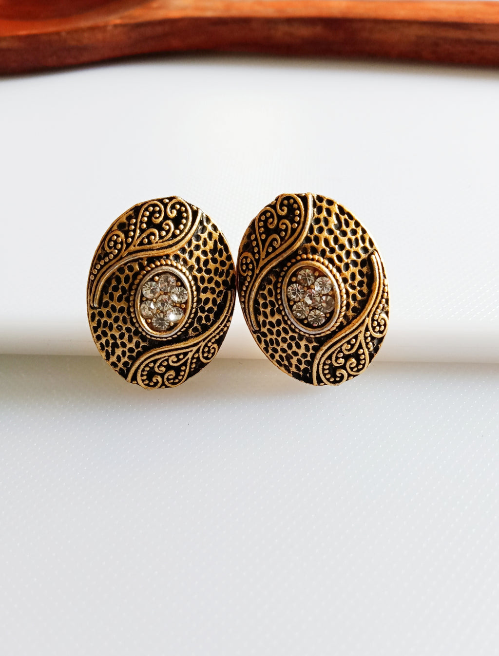 E0824_Elegant oxidized studs with a touch of stones.
