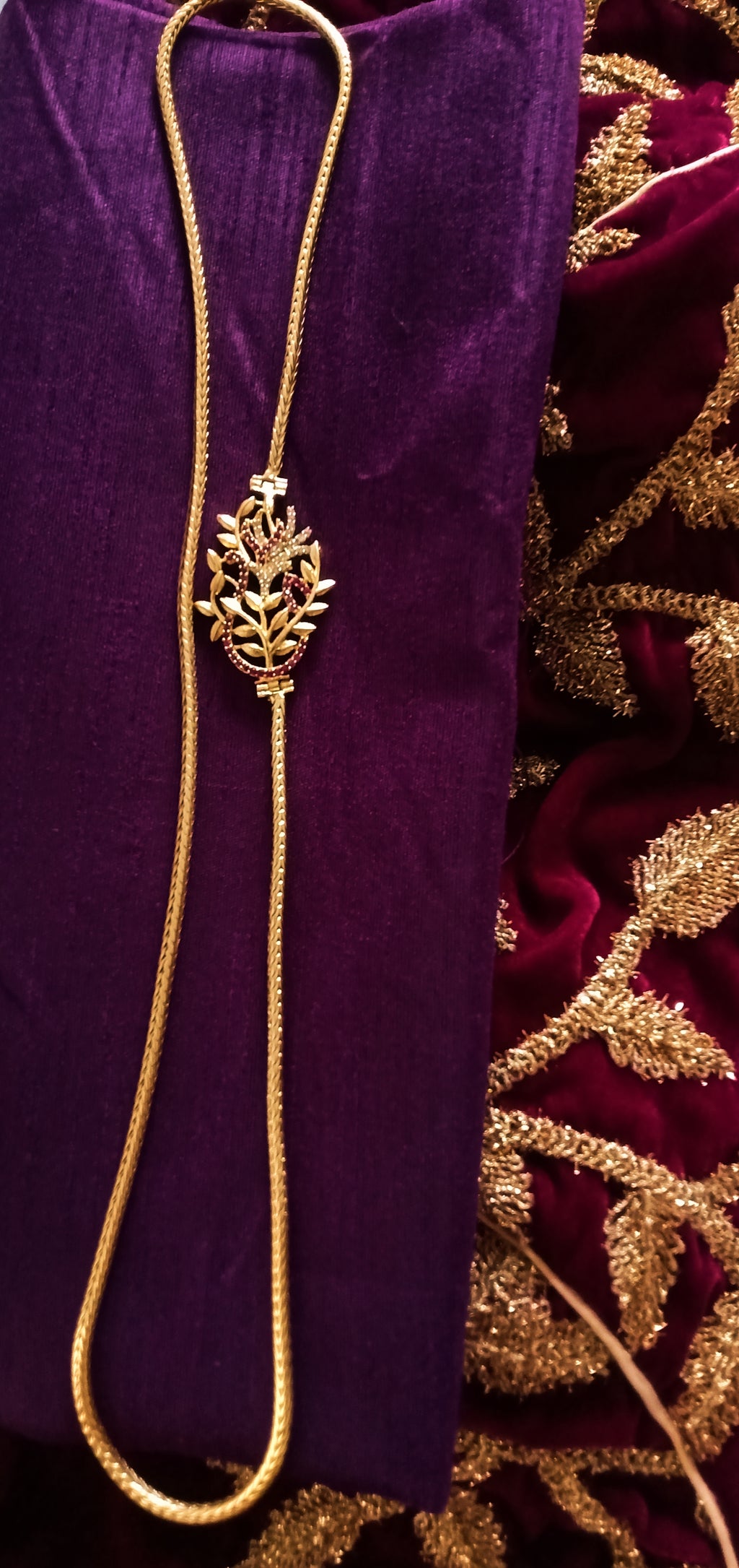 N0306_Elegan Gold plated side pendant Necklace with delicate work with a touch of dazzling stones.