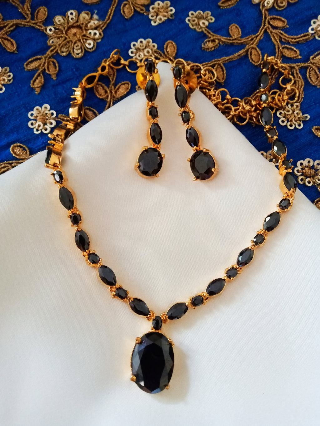 N0316_ Beguiling American Diamond engraved necklace with studded with beautiful stones.