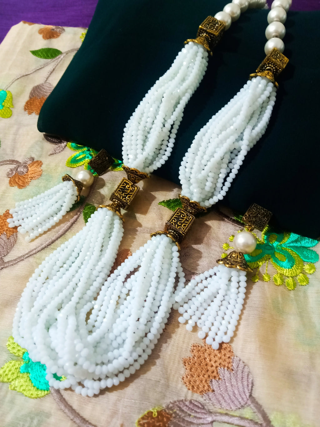 N0122_Classy white color sugar Crystal necklace set studded with stones with a touch of pearls.