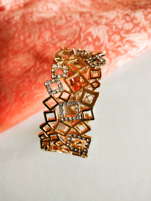 B0238_Elegant trendy style Golden color bracelet with geometric patterns.
